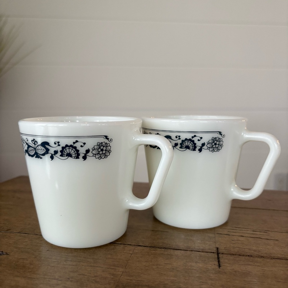 Vintage Pyrex Old Town Blue Onion White Milk Glass Mugs Set of 2 - Picture 14 of 14